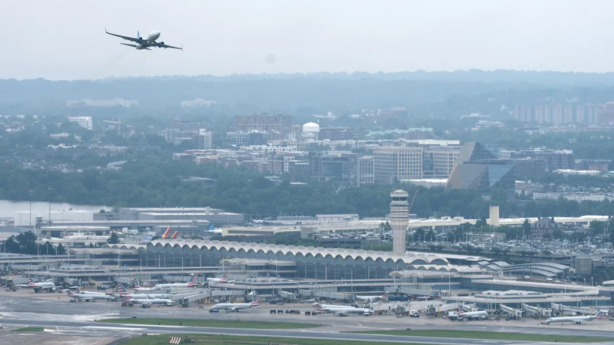 Eslewhere-Airlines_052626_AP_Mark-Schiefelbein