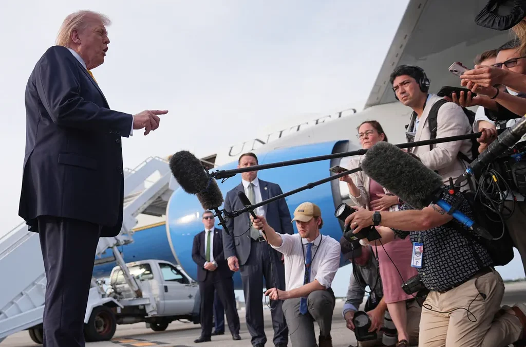 Trump-Airport-Palm-BEach-AP26122819501088
