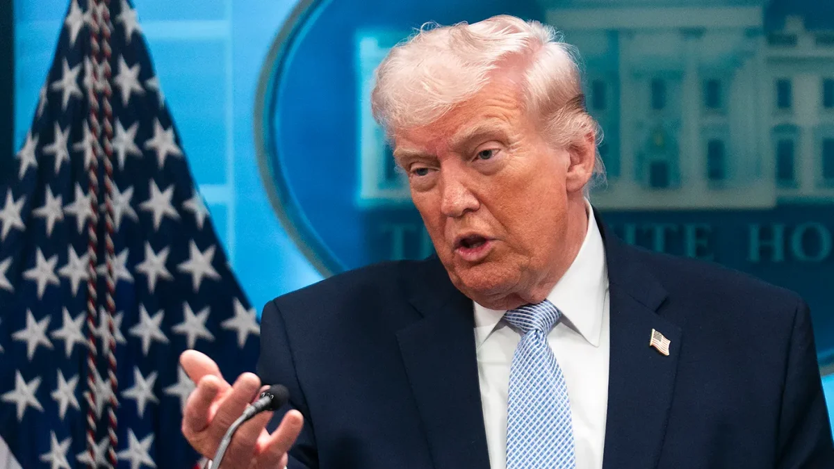 trumpdonald_040626gn68_w