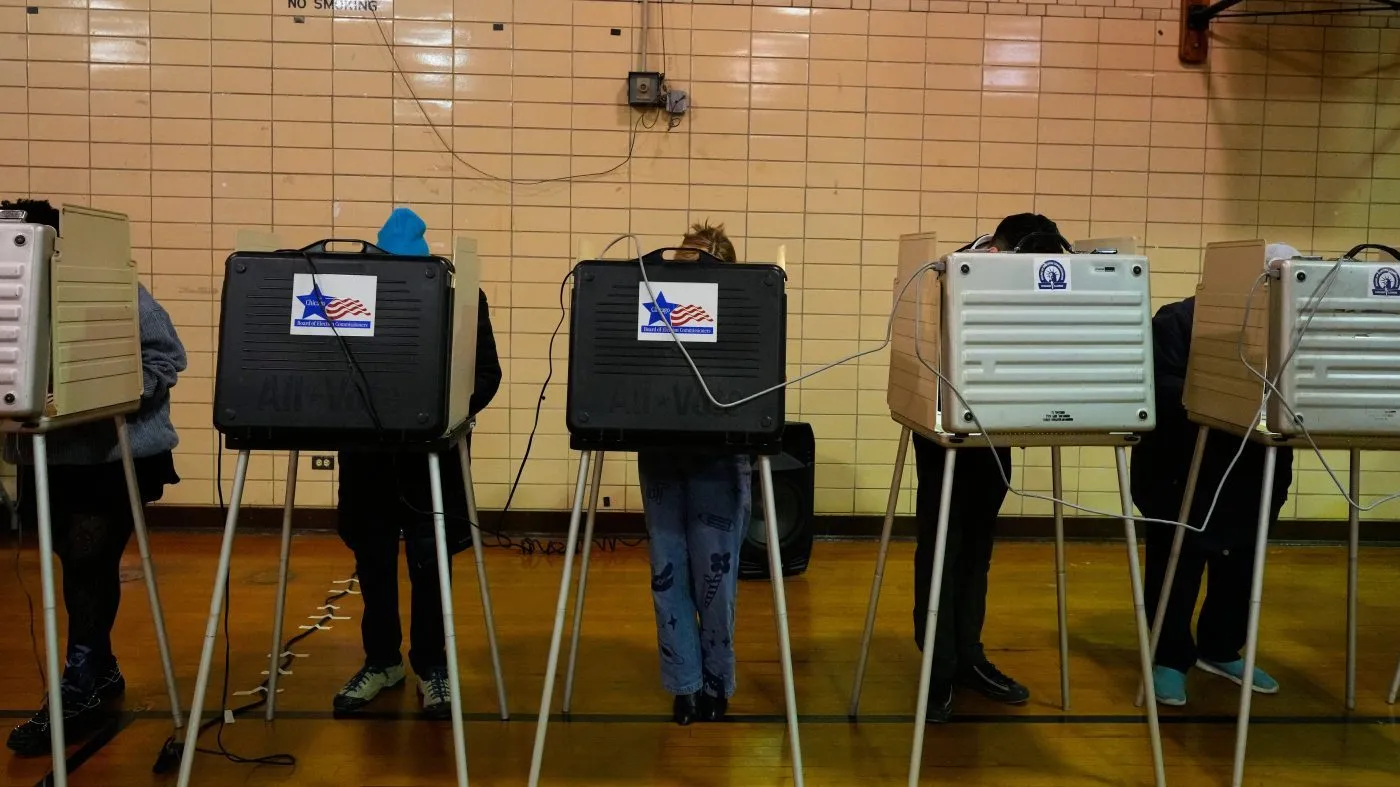 Democrats hold 11-point lead over GOP on generic ballot: Poll