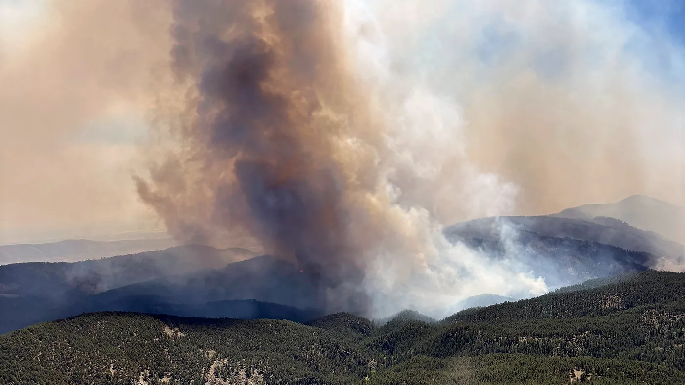 Pilot dies fighting Colorado wildfires