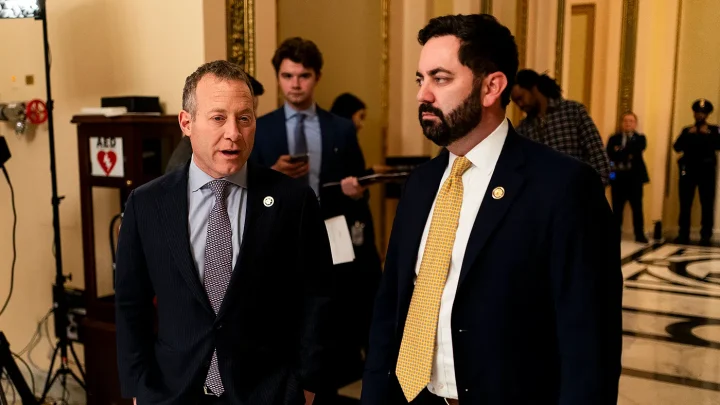 Bipartisan lawmakers press agencies on AI election threats