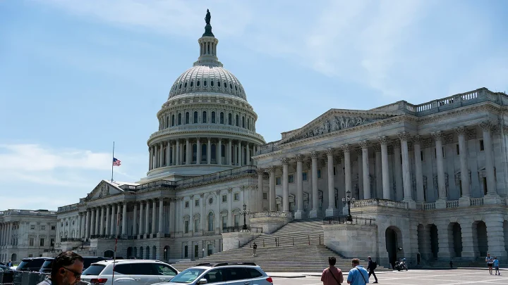 Democrats cling to slim House advantage in new poll