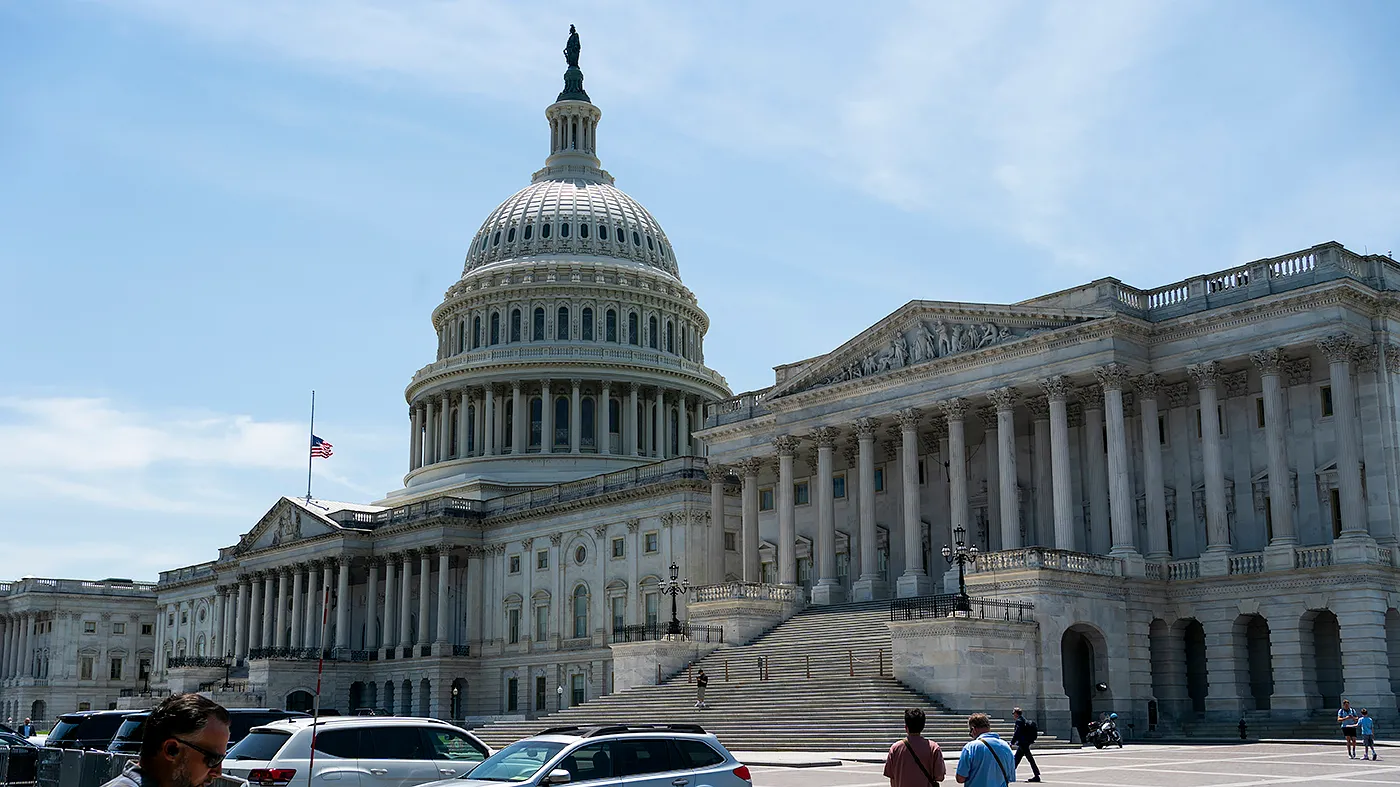 Democrats cling to slim House advantage in new poll
