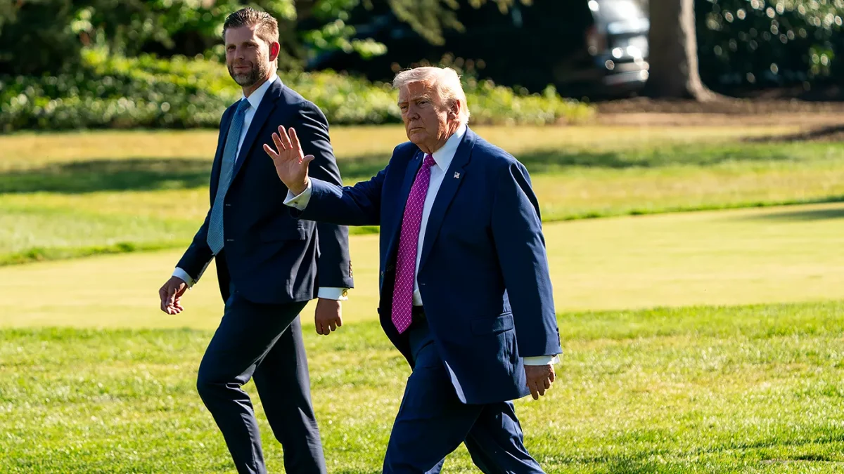 trumpdonald_trumperic_041026gn04_w