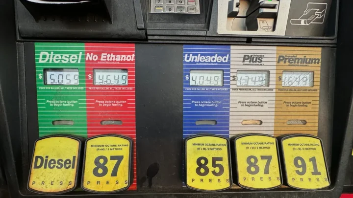 Gasoline prices stick at $4 per gallon as war drags on