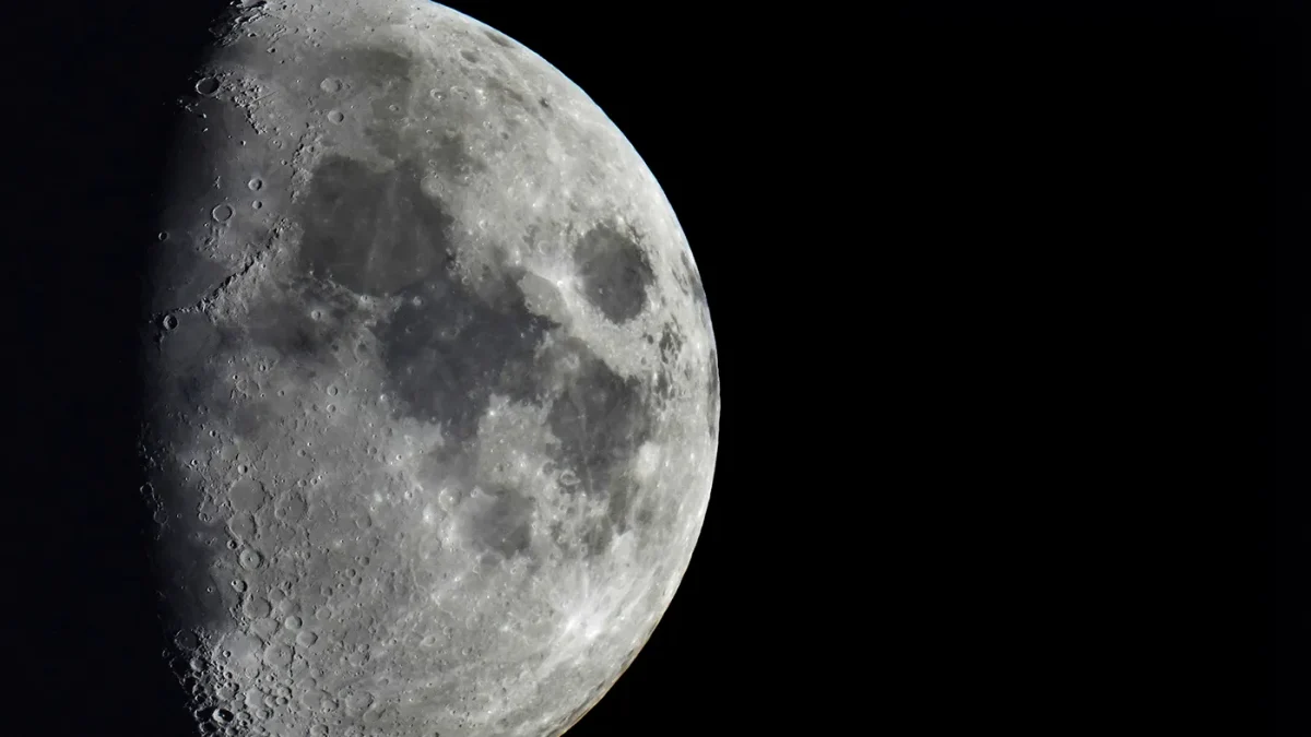 Closer-Moon_030222_AP_Michael-Sohn