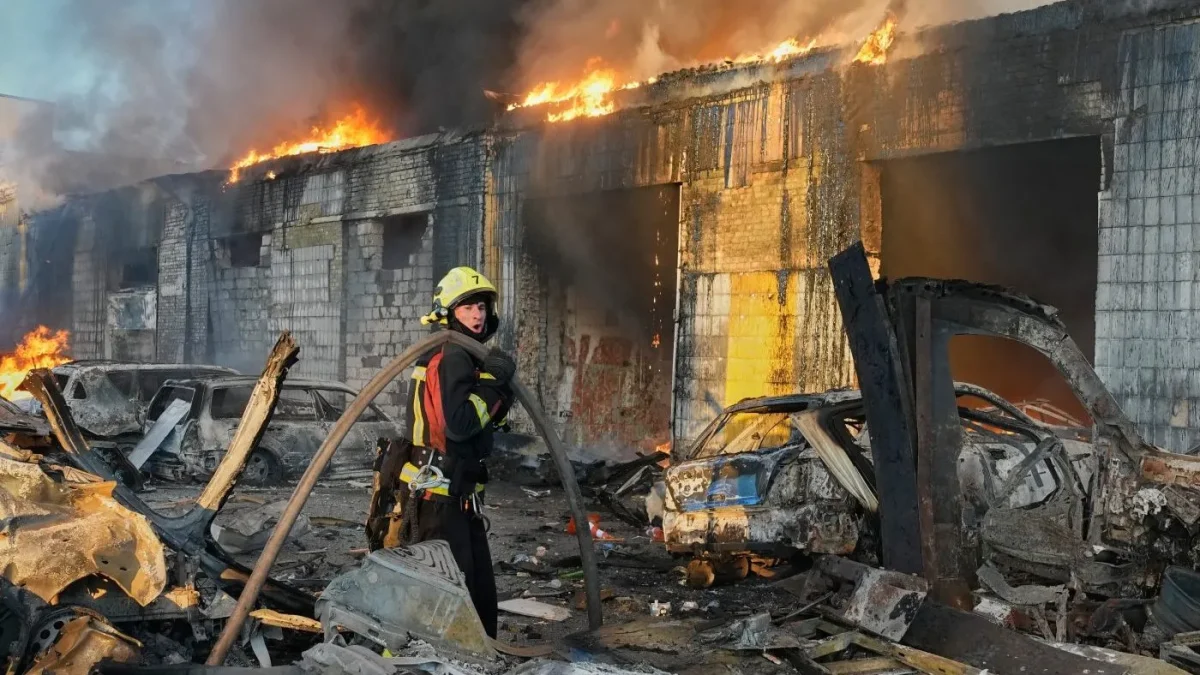 Russia resumes strikes on Kyiv after pause for US envoys’ visit