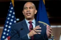 Jeffries faces tricky balancing act on Democratic defectors